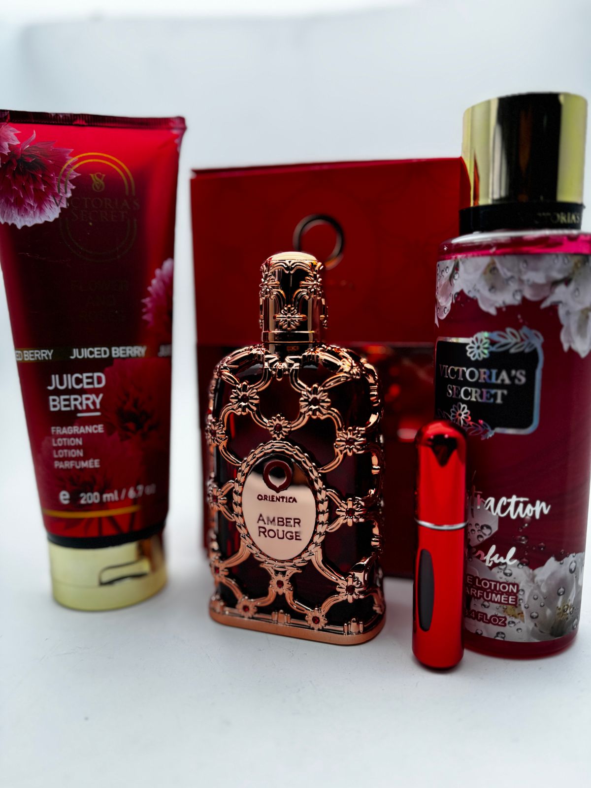 Mega Combo seductor: Amber Rouge + Perfumero. GRATIS: Crema y Splash Victoria Secret